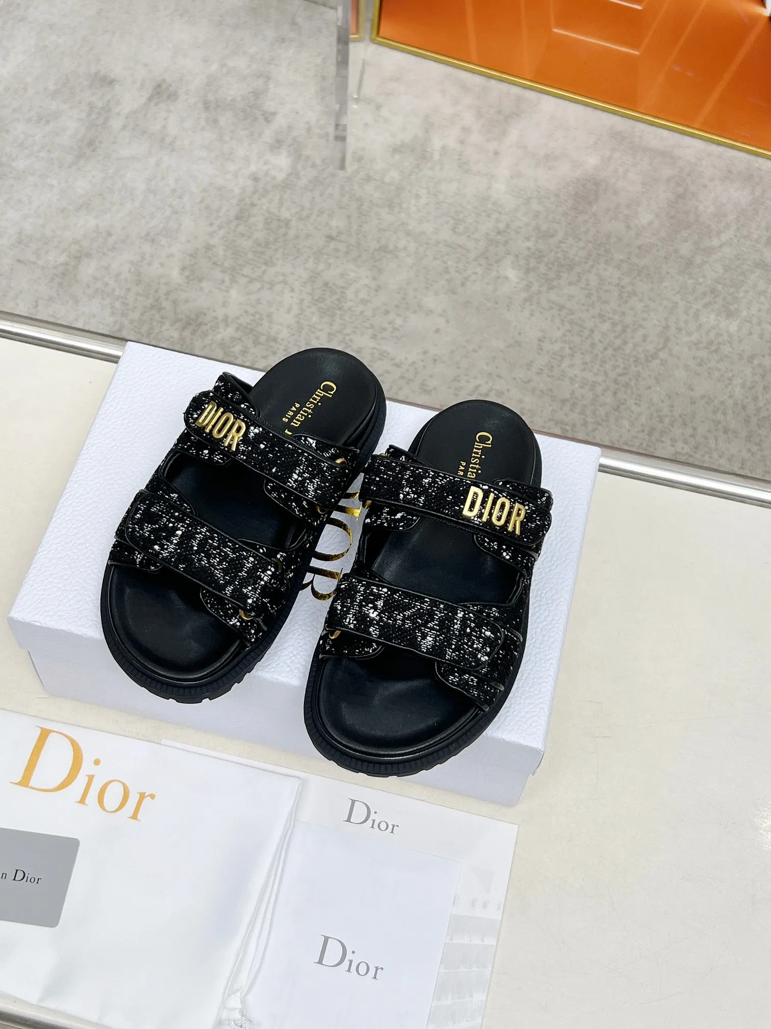 👟👟Ex-factory price 480👟👟Dior👏👏New classic style. 🔥Purchasing-level qualityThick-soled slippers popular in foreign counters. Upper➕Inner: original customized material, original mold opening of sole 1.1 (lightweight, code number 35-40 (41/42 can be customized)